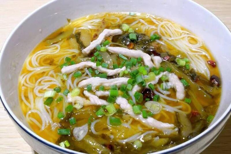 Rice Noodles with Shredded Pork and Pickled Vegetables (Spicy)