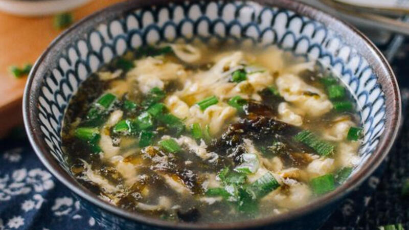 Seaweed and Egg Drop Soup/Sopa de huevo