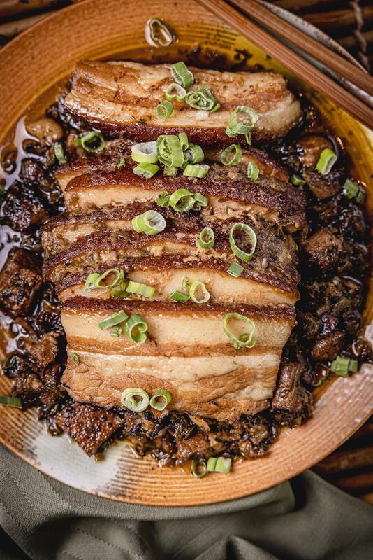 Pork with Preserved Mustard Greens/Cerdo con brotes