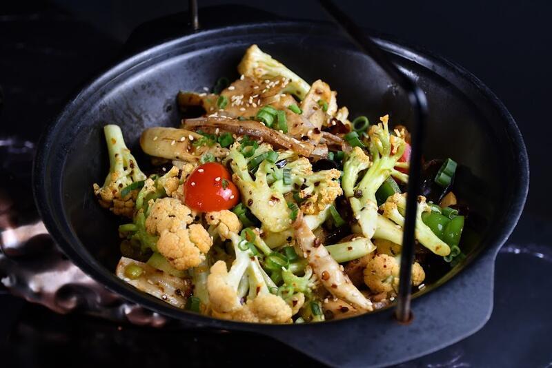 Dry Pot Cauliflower (Spicy)/Coliflor en sartén seca