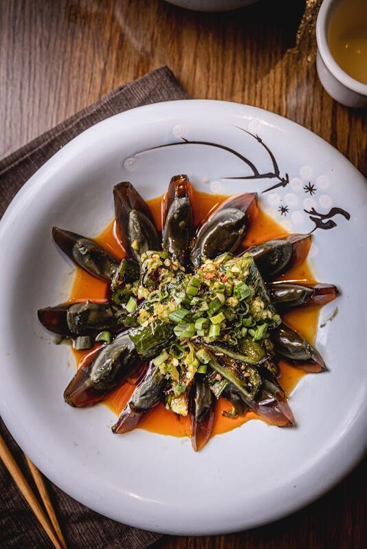 Century Eggs with Chili Peppers (spicy)/Huevo preservado